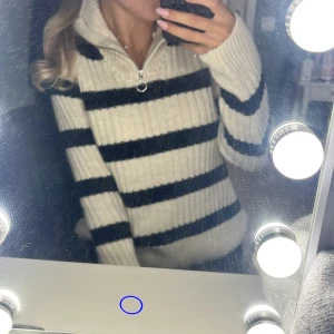 Randig stickad  - Supermysig stickad tröja från only. Helt oanvänd nypris 499kr.