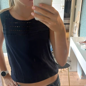 Mörkblå ärmlös blus från Esprit - Snygg mörkblå blus från Esprit i storlek M. Toppen är ärmlös och har ett hålmönster upptill både bak och fram. Men kan vika upp den som jag har gjort på första bilden men också ha den nere så den blir längre💓
