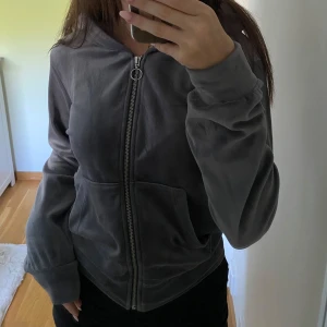Grå ziphoodie med huva - Passar mig som bär Xs.💓