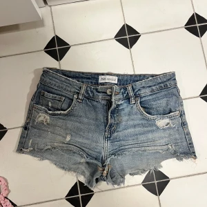 Lågmidjade jeansshorts från Zara - Sååpåå snygga Zara shorts!! Passar perfekt 🩷🩷🩷😍😍