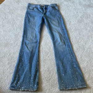 Jeans med glitter  - Jätte snygga jeans med glitter från Gina Young i storlek 158❤️Dem är lite slitna där nere men inget man tänker på och själv tkr jag bara de e snyggt❤️