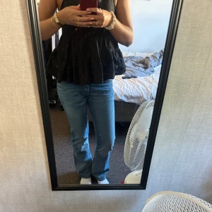 Jeans - Säljer ett par bootcut low/midraise jeans i strl 28/32. Midjemått: 35-36cm, Grenmått: 20cm, Innerbenslängd: 79cm, Benöppning: 22cm. Nån liten fläck som knappast syns, annars inga defekter.