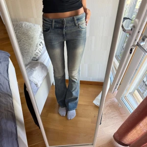 Blå bootcut jeans från Bershka - Säljer ett par blå bootcut jeans från Bershka i storlek 36. Köpta utomlands för ca 1,5 år sedan. Bra skick. Är precis på gränsen i längd för mig som är 173,5! 