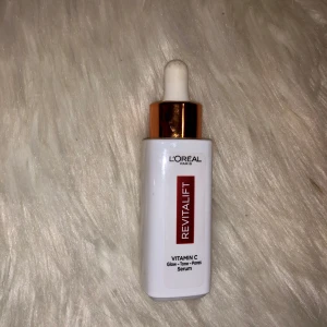 L'Oréal Revitalift Vitamin C Serum - Revitalift Vitamin C Glow-Tone-Pores Serum från L'Oréal Paris. Kommer i en vit flaska med pipett och detaljer i metallic koppar. Perfekt för dig som vill boosta glow och jämna ut hudtonen med C-vitamin.