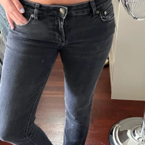 Bootcut svarta jeans  - Snugga jeans från Zara. Jag är 161. 