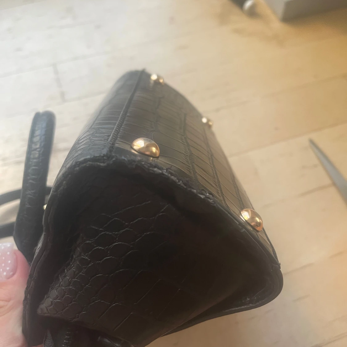 Svart handväska med krokopräglad yta - 3
