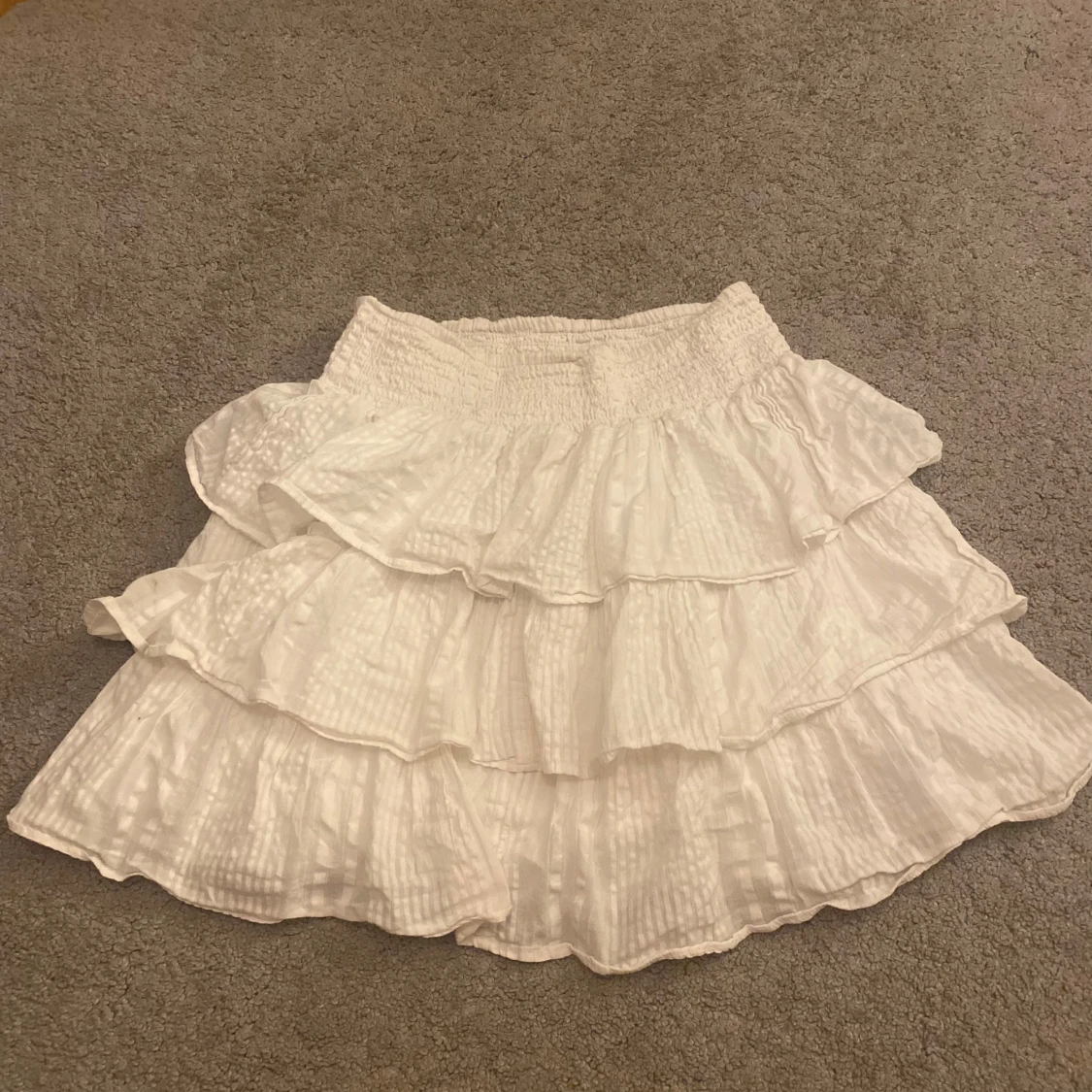 Vit volangkjol med resårmidja