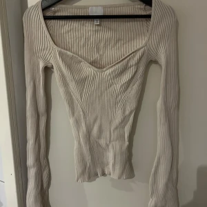 Beige långärmad tröja  - Creme vit  långärmad tröja från H&M i stl S