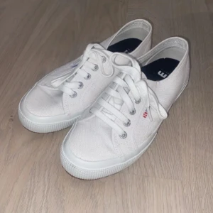Vita Superga sneakers i canvas - Nästintill oanvända.