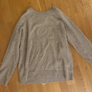 Beige stickad tröja med rund hals - Säljer en mysig stickad tröja från vero Moda, perfekt till hösten, tröjan är sparsamt använd 