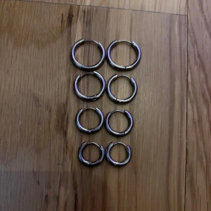 8-pack silverfärgade hoops örhängen - Säljer ett set med åtta stilrena hoops örhängen i silverfärg. De är runda och har en enkel, klassisk design som passar dig som gillar minimalistiska smycken. Perfekt att mixa och matcha i olika piercingar för en cool look.
