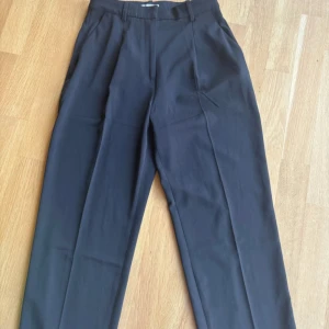 Kostymbyxor  - Svarta kostymbyxor från H&M. De är använda fåtal gånger. Det är storlek 36. 