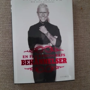 En flickfotografs bekännelser - Upptäck en fartfylld och öppenhjärtig bok om livet bakom kameran, kändisar, fester och oväntade möten. Perfekt för dig som gillar spännande berättelser, glamour och verkliga händelser från Sveriges nöjesliv.