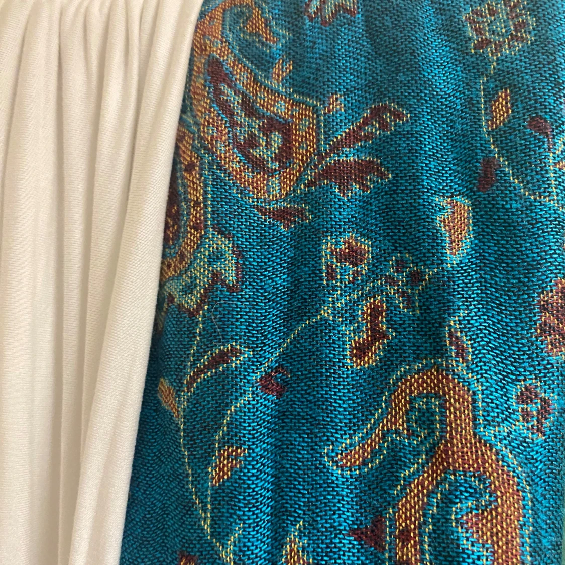 Sjalar/hijab i olika färger (vit,blå med mönster, grön och två sjalar med  olika blåa nyanser)  - 2