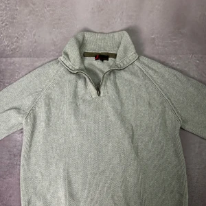Grå stickad half zip -  fint skick | Size S | fraktar spårbart inom 24 timmar | för att köpa klicka ”köp nu” | vid frågor eller funderingar skriv en meddelande |