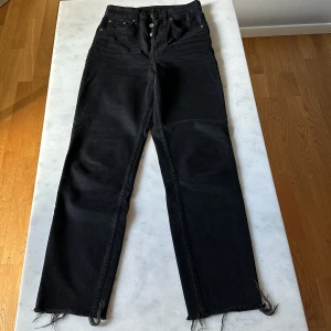 Svarta raka jeans från H&M - Svarta jeansbyxor från Divided H&M i rak modell med hög midja. 