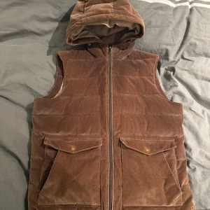 Stenströms väst brun. - ❗️ Har en brun stenströms väst som är perfekt till hösten. Köpte den för 4700 kr  helt ny för två år sedan. Det medföljer tags till västen. Hör av er vid frågor och funderingar och skicka gärna prisförslag. ❗️ Storlek M som passar dig mellan 175 cm till 184 cm, jag på bilderna är 181 