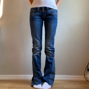 Lågmidjade pepe jeans - Lågmidjade pepe jeans som är omsydda till bootcut. Midjemått 37x2 & innerbenslängd 78/79 cm💓Jättebra skick! Hör av dig vid frågor🫶🏼