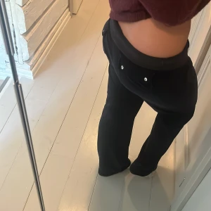 Mörkblå velourbyxor Juicy Couture S - Säljer mina mörkblå mjukisbyxor från Juicy Couture i super bra skick. De tyvärr för långa för mig och derför jag säljer. Använda 2-3 ggr. Perfekta för en chill och trendig look.