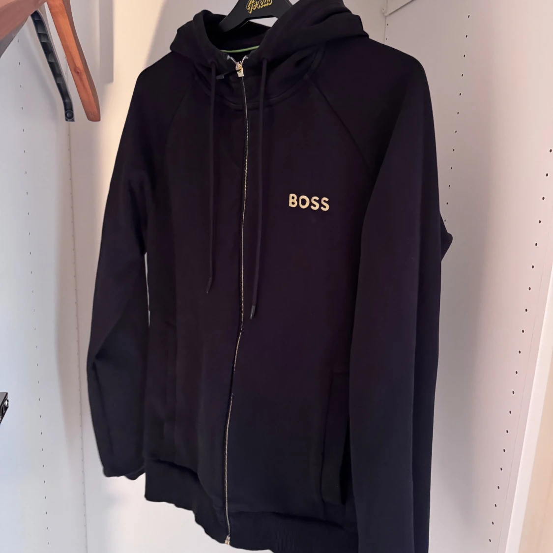 Svart hoodie från BOSS med dragkedja
