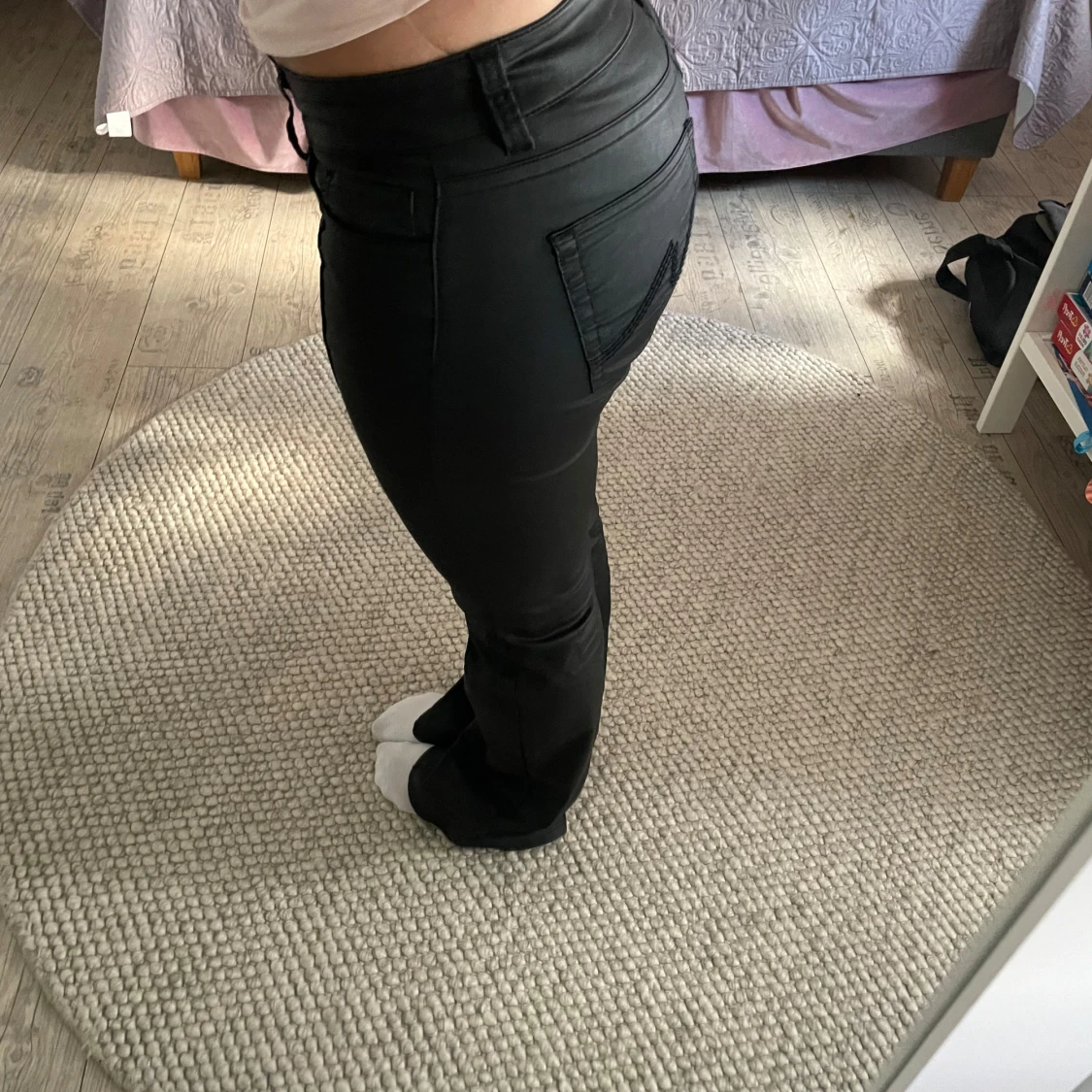 Svarta bootcut byxor från Nelly - 3