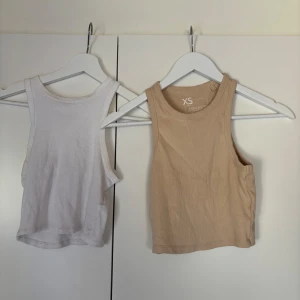 2 ribbade toppar - Två stycken ribbade linnen, ett vitt i storlek xxs och ett beight i storlek xs. Köp ett för 25 eller båda för 40.