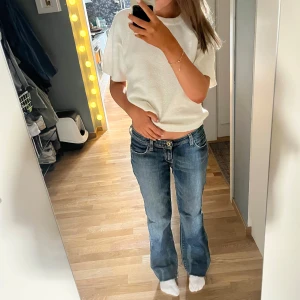Levis 527 bootcut jeans blå - Säljer ett par Levis 527 jeans i klassisk blå tvätt med bootcut passform. Jeansen har låg midja, fyra fickor.Tillverkade i robust denim som ger en cool och avslappnad look. Perfekta för dig som gillar en tidlös stil.