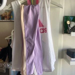 Trängnings sett - Ett tränings sett från addidas med tränings linne och ett par träningsbyxor. Aldrig använda men saknar prislappar.