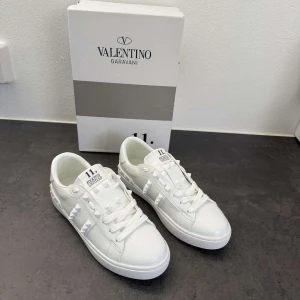 Valentino Garavani Rockstud - | Skor från valentino | Storlek: 38 | Färg: Vit | Mycket fint skick | Skriv vid frågor |