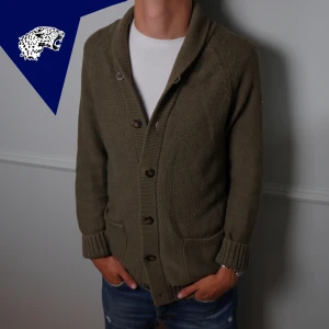 STICKAD CARDIGAN - Stickad cardigan | Skick: 8/10 | Strl: L (Står M men passar L) | Modellen är 182cm | Hör av dig om du undrar någonting!