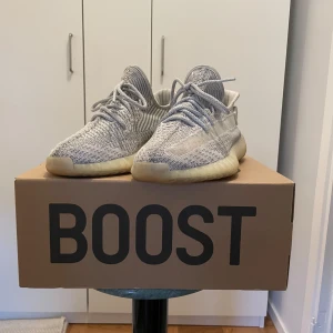 Adidas Yeezy Boost 350 V2 Static - Säljer ett par Adidas Yeezy Boost 350 V2 Static med grå och vita stickade detaljer, semi-transparent sidorand och reflekterande snöre. 7/10 storlek 44 pris kan diskuteras vid snabb afär