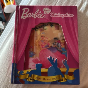 Barbie: Jag vill bli... Skådespelare - Förtrollande saga - Följ Barbie och Chelsea bakom kulisserna på en magisk teaterpjäs! Färgglada illustrationer, glittrande klänningar och spännande scener gör detta till en perfekt bok för dig som älskar drama, vänskap och att drömma stort. En sida är lite trasig bara så ni vet men jag fick den när jag var liten så den var redan trasig
