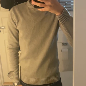 Grön stickad tröja - Säljer nu denna gröna stickade tröjan från dobber. Den är som i nyskick