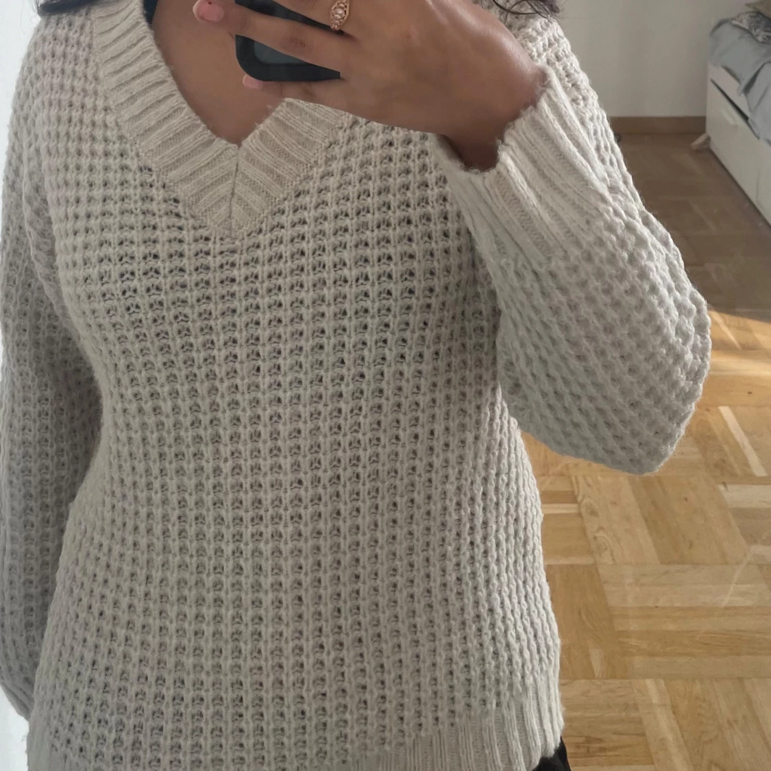 Vit stickad tröja med v-ringning - 1