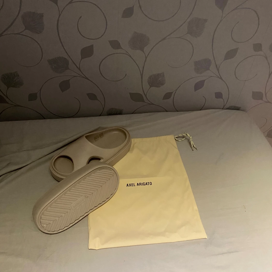 Beige Axel Arigato sandaler - 2