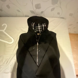Svart vindjacka från Burberry M - Svart zip up hoodie från Burberry. Den är i bra skick bara att den är lite solblek därav priset! Annars är tröjan fin och skön! Pris kan diskuteras!!