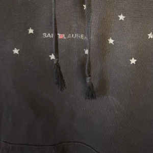 💫Saint laurent hoodie  - Säljer en sjukt fet saint Laurent hoodie med stjärnor i ganska bra sick, ny pris 1200”kr säljer för endast 1899