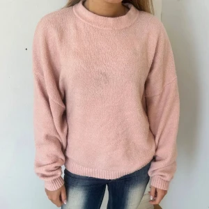 Rosa stickad tröja 💕 - Lite sliten som syns i mitten av tröjan❤️❤️