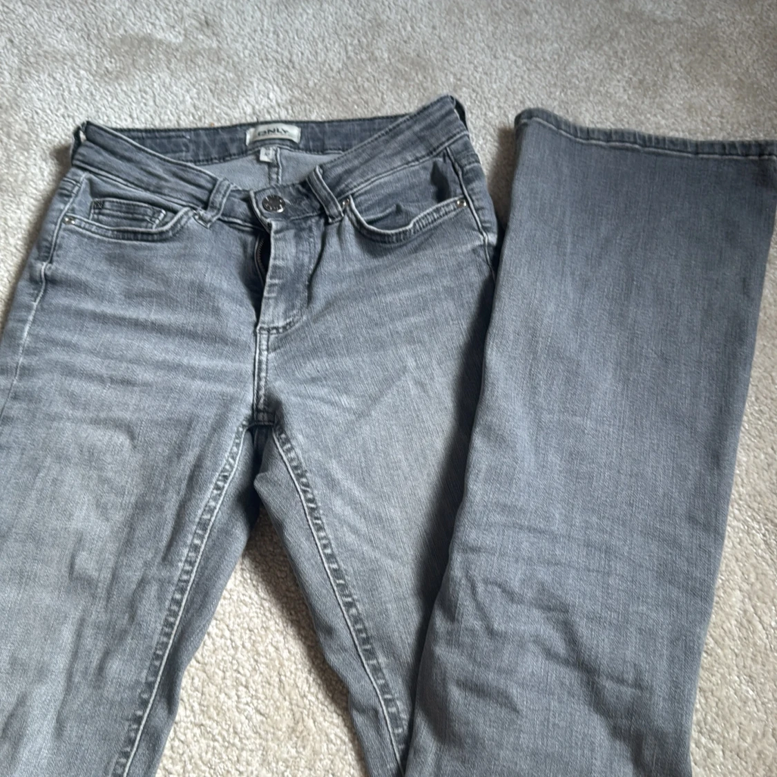 Grå bootcut jeans från ONLY XS