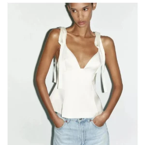 Vit satin topp från Zara - Super snygg satin topp från Zara! Säljer pga att den inte passar.💞💞Den är i ny skick o aldrig använd