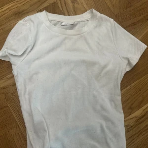 Vit ribbad croppad topp kapphal❤️ - Vit basic yrka från kapphal. Pris kan alltid diskuteras 💞💞