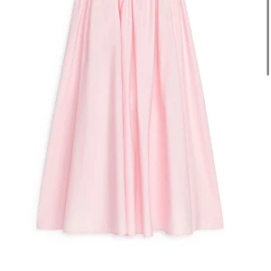 Oanvänd långkok från Arket - Populär och slutsåld A-linjeskuren långkjok från Arket. Helt oanvänd  i strl 38. Nypris 1000 kr.