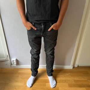 Replay Anbass slim fit jeans svart - Snygga Replay Anbass slim fit jeans i svart tvättad denim. Modellen har klassisk femficksdesign, dragkedja och knapp, samt diskret Replay-logga på bakfickan. Jeansen har smal passform och är perfekta för dig som gillar en modern look.