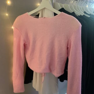 Rosa glittrig topp - Säljer en rosa glittrig topp från Bik Bok med öppen rygg och knytband. Aldrig använd, lappar kvar, storlek M, nypris 299kr🤍