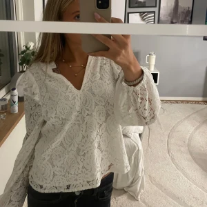 Vit spetsblus med v-ringning - Jättefin, nypris 400kr