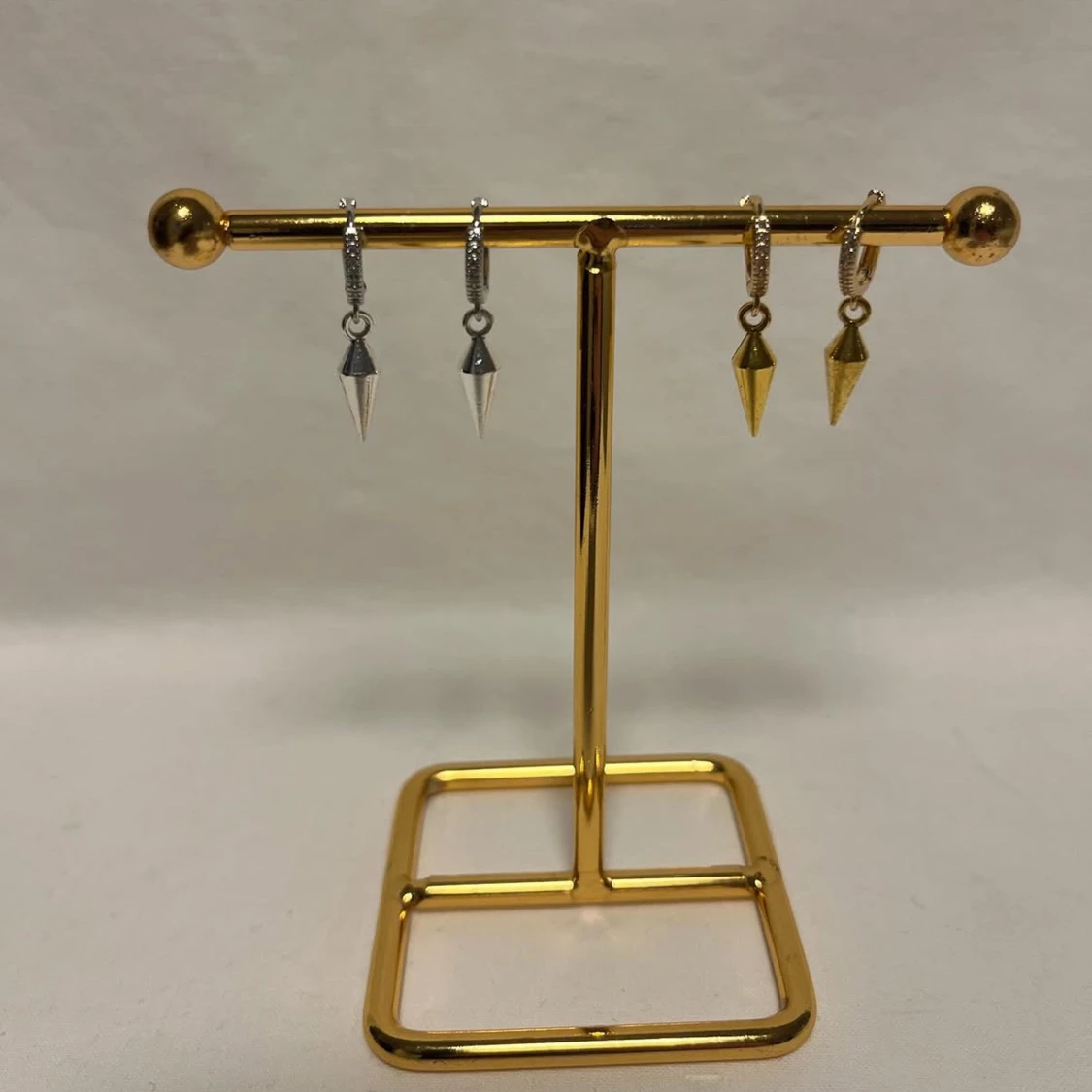 Örhängen med spetsiga hängen i guld och silver