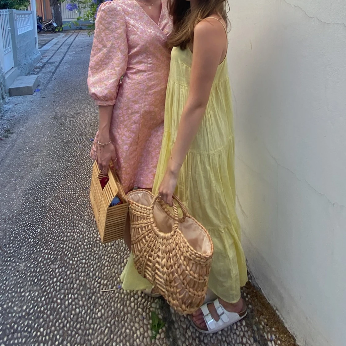 Ljusgul långklänning med tunna axelband - 2