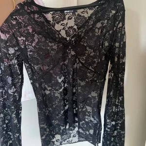 Svart spetsblus från Gina Tricot - Hej! Jag säljer en jätte fin spets blus med långa armar från Gina. Storleken är L men skulle passa M också.🤩 använd ett få tal gånger men säljer pga inte användning av den