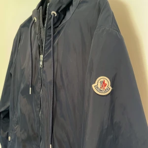 Moncler Windbreaker  - Moncler windbreaker som använts i max ett halvår, säljer för den blivit för liten. Pris kan diskuteras! Kan gå med på byten