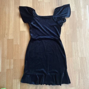 Sammetsklänning  - Svart sammetsklänning från Kappahl. Har använts fåtal gånger. Det är storlek 164 men materialet är stretchigt och passar för större. 